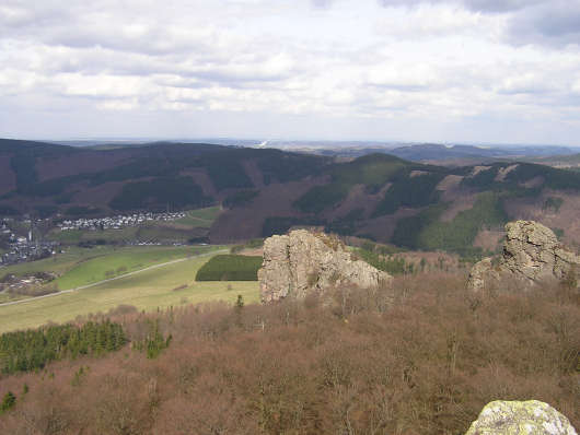 Auf dem Feldstein, dem kleinsten aber höchstgelegenen Felsen der Bruchhauser Steine. Im Tal unser Heimatdorf Elleringhausen.